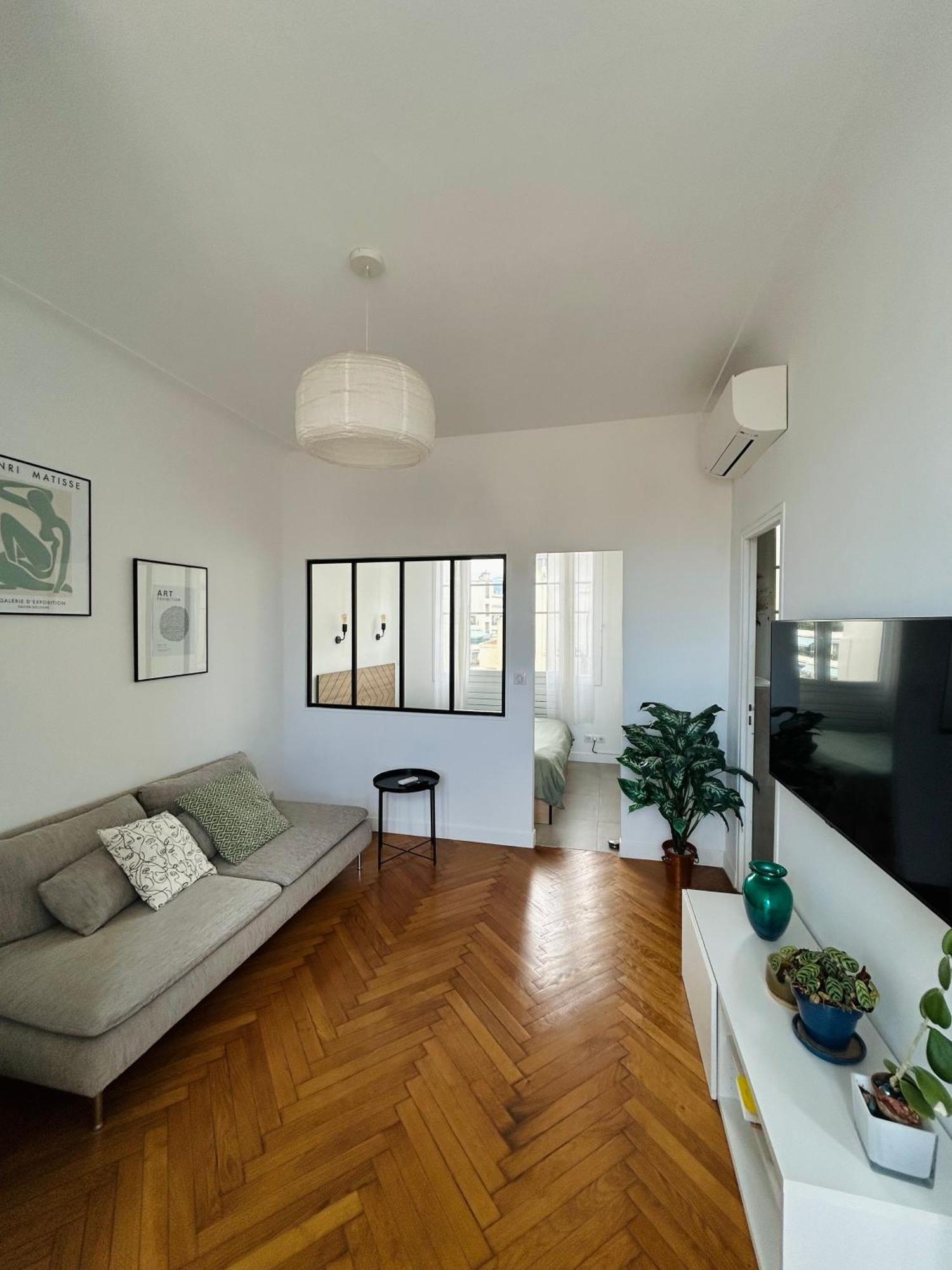 Exclusive Floor - * Nice